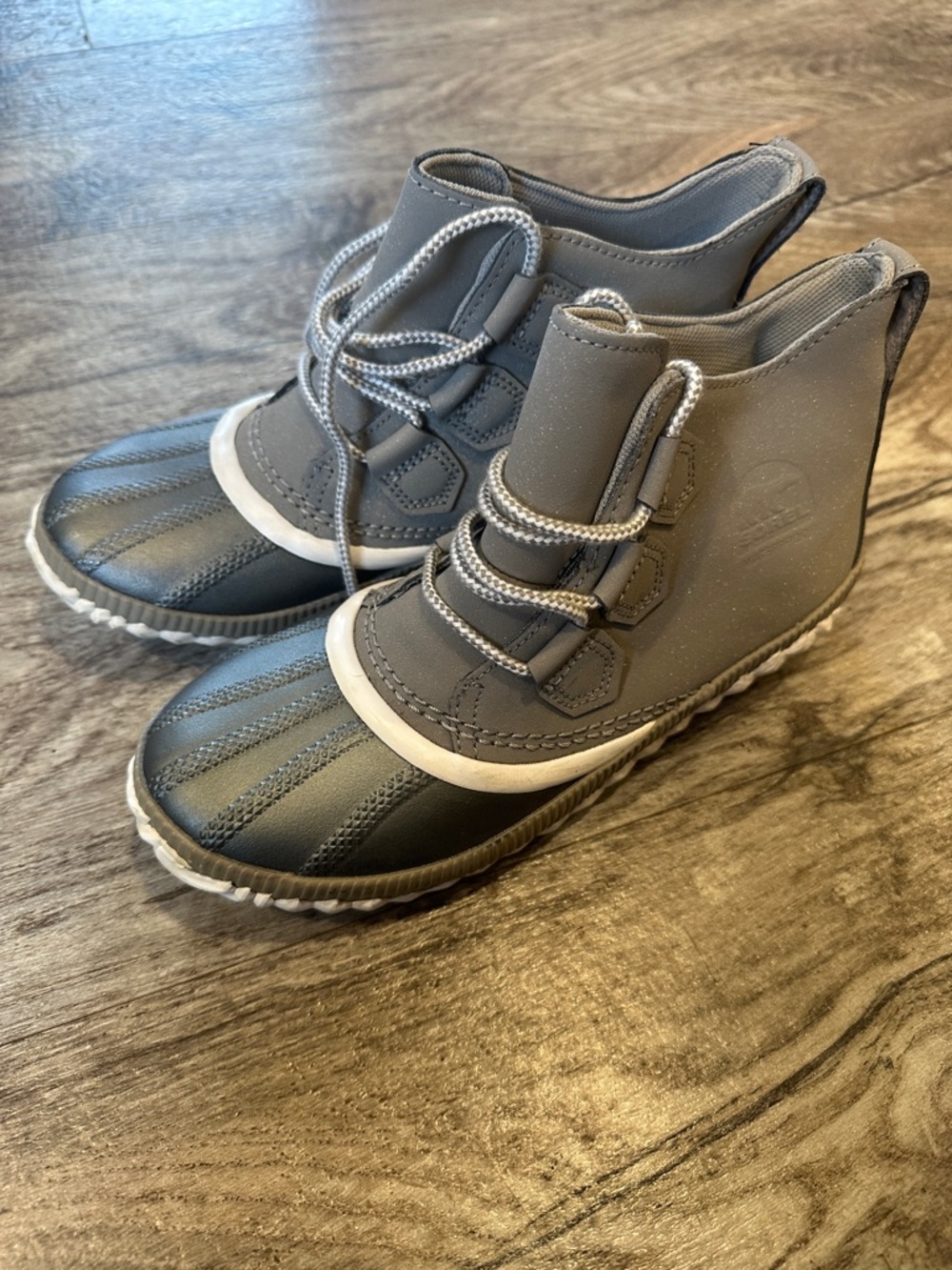 Sorel Gray Ankle Duck Boots with White Trim - Women size 6.5